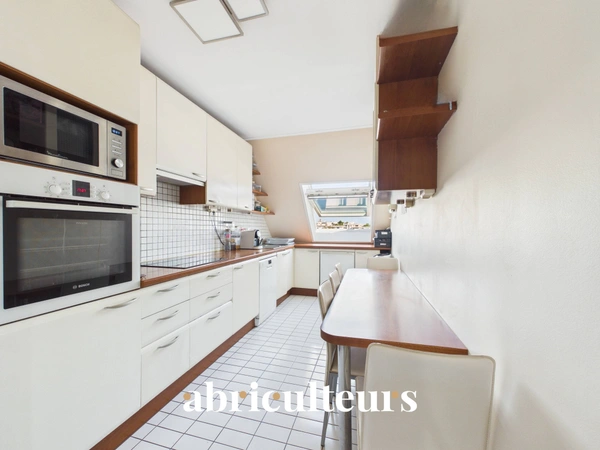 Appartement familial<span></span>Dernier étage<span></span>187 m² au sol<span></span>6 pièces<span></span>Charenton-le-Pont