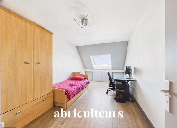 Appartement familial<span></span>Dernier étage<span></span>187 m² au sol<span></span>6 pièces<span></span>Charenton-le-Pont