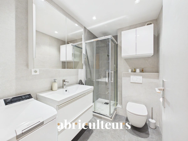Appartement familial<span></span>Dernier étage<span></span>187 m² au sol<span></span>6 pièces<span></span>Charenton-le-Pont