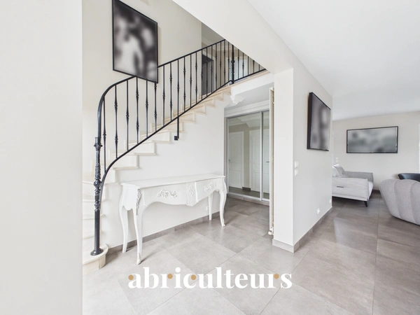 Maison familiale individuelle avec jardin<span></span>6 pièces<span></span>185 m²<span></span>Ormesson-sur-Marne