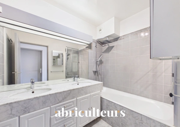 Appartement familial<span></span>Dernier étage<span></span>187 m² au sol<span></span>6 pièces<span></span>Charenton-le-Pont