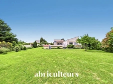 Maison de 242 m² avec piscine et dépendance à Mortagne-sur-Gironde