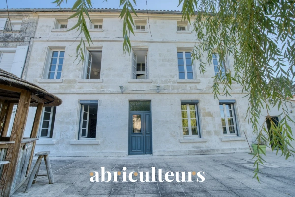 Maison de caractère<span></span>242 m²<span></span>Saintes