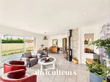 Maison de 242 m² avec piscine et dépendance à Mortagne-sur-Gironde