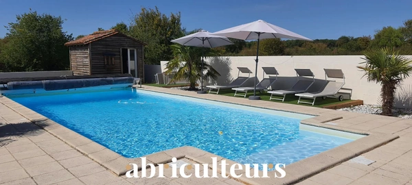Maison de caractère avec gîtes et piscine en vente à Mérignac 16200