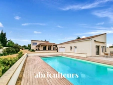 Maison de 242 m² avec piscine et dépendance à Mortagne-sur-Gironde