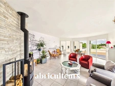 Maison de 242 m² avec piscine et dépendance à Mortagne-sur-Gironde