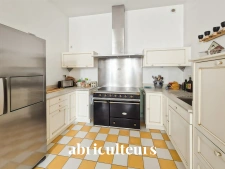 Charmant duplex<span></span>182 m²<span></span>6 pièces<span></span>Saintes centre-ville