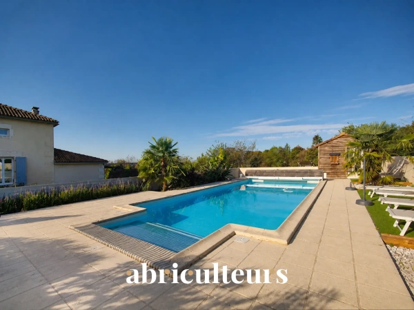 Maison de caractère avec gîtes et piscine en vente à Mérignac 16200