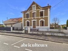 Immeuble avec fort potentiel<span></span>159 m²<span></span>Chalais (16210)