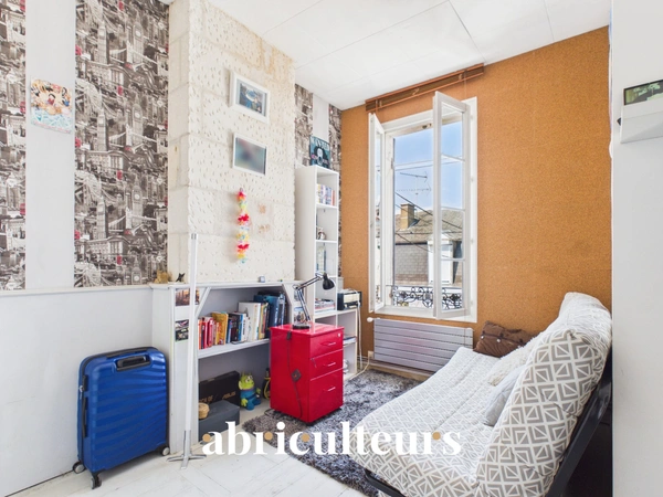 Maison de ville de 90 m² avec cour et 4 chambres en vente à Saintes (17100)