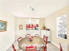 Maison de 242 m² avec piscine et dépendance à Mortagne-sur-Gironde