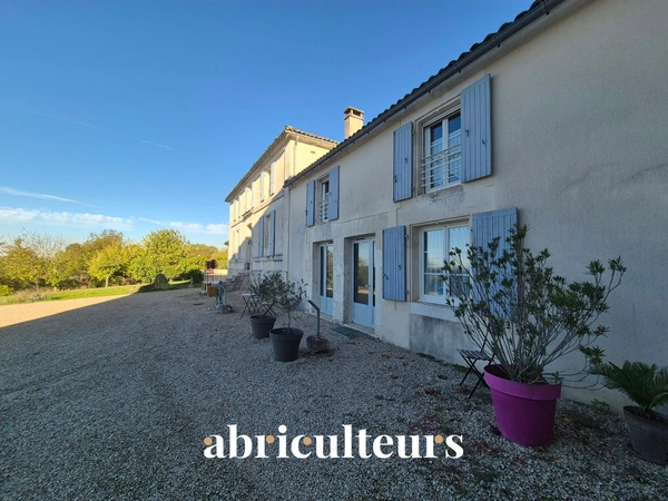 Maison de caractère avec gîtes et piscine en vente à Mérignac 16200