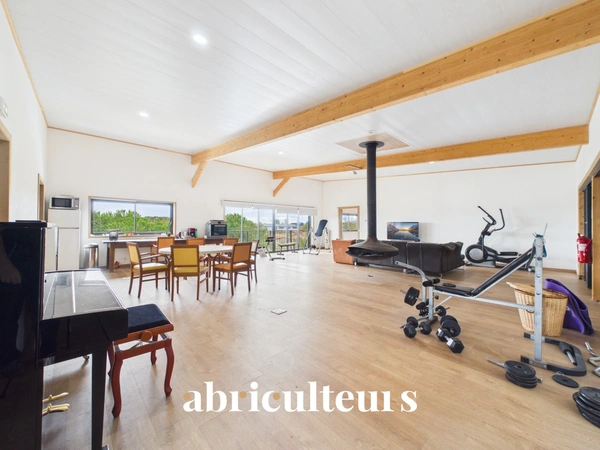 Ensemble Immobilier Rare & Polyvalent : 360 m² de Local Pro + 460 m² d'Habitation sur Terrain de + 6 000 m²