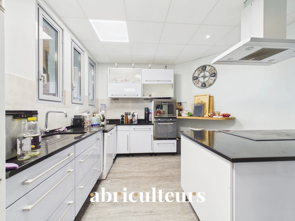 Ensemble Immobilier Rare & Polyvalent : 360 m² de Local Pro + 460 m² d'Habitation sur Terrain de + 6 000 m²