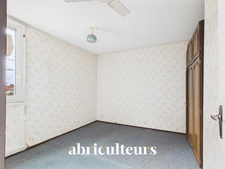 Talence : T4 traversant de 80 m² avec balcon, parking et cellier, à rafraîchir
