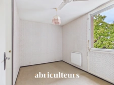 Talence : T4 traversant de 80 m² avec balcon, parking et cellier, à rafraîchir