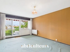Talence : T4 traversant de 80 m² avec balcon, parking et cellier, à rafraîchir
