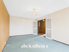Talence : T4 traversant de 80 m² avec balcon, parking et cellier, à rafraîchir