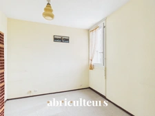 Talence : T4 traversant de 80 m² avec balcon, parking et cellier, à rafraîchir