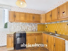 Talence : T4 traversant de 80 m² avec balcon, parking et cellier, à rafraîchir