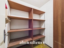 Talence : T4 traversant de 80 m² avec balcon, parking et cellier, à rafraîchir