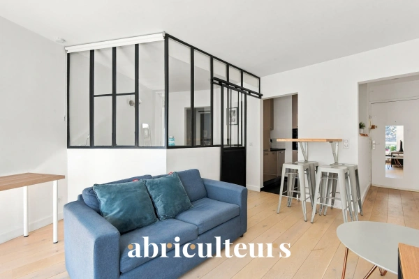 Paris 15e<span></span>Studio avec coin nuit et balcon-loggia proche de la tour Eiffel