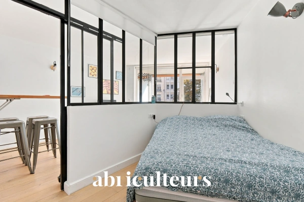 Paris 15e<span></span>Studio avec coin nuit et balcon-loggia proche de la tour Eiffel
