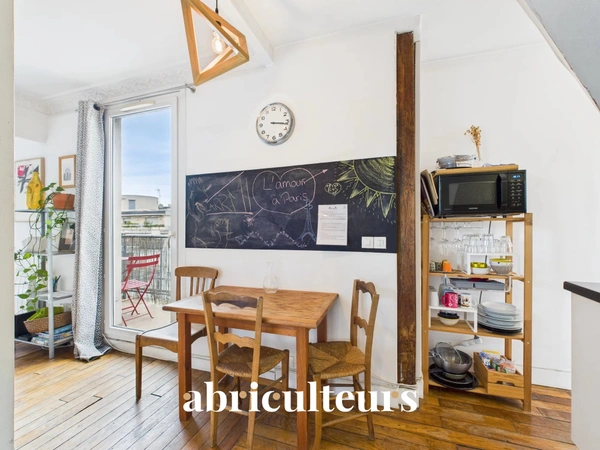 Dernier étage<span></span>Appartement 2 pièces avec balcons<span></span>Paris 20