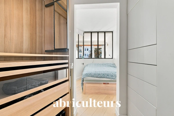 Paris 15e<span></span>Studio avec coin nuit et balcon-loggia proche de la tour Eiffel