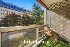 Paris 15e – Studio avec coin nuit et balcon-loggia proche de la tour Eiffel