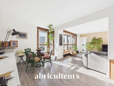 Paris 15e<span></span>Résidence Paris XV<span></span>Appartement familial 5 pièces de 114 m² avec balcons, parking et cave