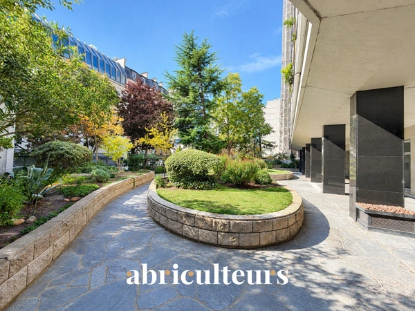 Paris 15e<span></span>Studio avec coin nuit et balcon-loggia proche de la tour Eiffel