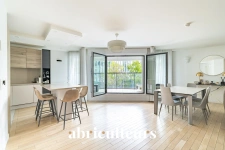 Appartement familial 5 pièces / 4 chambres de 134 m² avec balcon-loggia à Issy-les-Moulineaux
