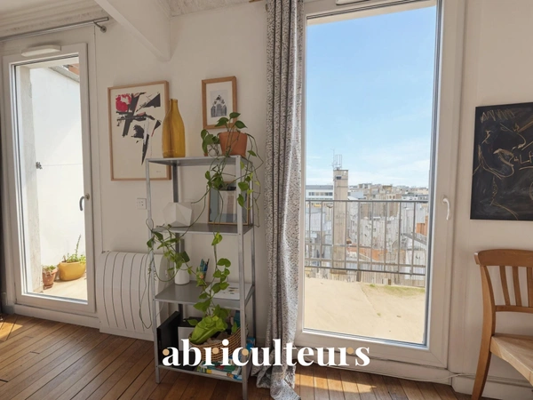 Dernier étage<span></span>Appartement 2 pièces avec balcons<span></span>Paris 20