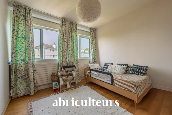 Appartement familial 109 m²<span></span>Dernier étage<span></span>Balcon-Terrasse<span></span>Vue dégagée<span></span>Garches