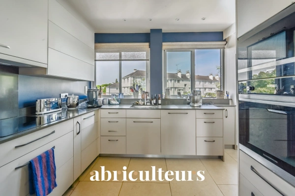 Appartement familial 109 m²<span></span>Dernier étage<span></span>Balcon-Terrasse<span></span>Vue dégagée<span></span>Garches
