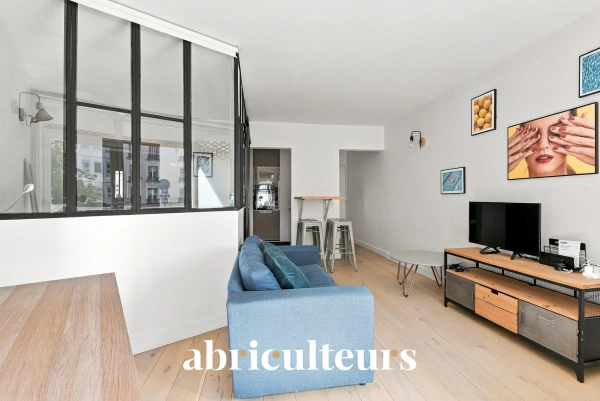 Paris 15e<span></span>Studio avec coin nuit et balcon-loggia proche de la tour Eiffel