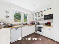La Celle-Saint-Cloud<span></span>Duplex familial de 125 m² avec jardin-terrasse, balcon, 2 parkings et 2 caves