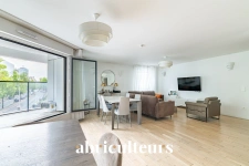 Appartement familial 5 pièces / 4 chambres de 134 m² avec balcon-loggia à Issy-les-Moulineaux