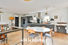 Issy-les-Moulineaux – Maison rénovée avec studio indépendant et terrasse arborée, au calme