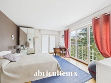 La Celle-Saint-Cloud<span></span>Duplex familial de 125 m² avec jardin-terrasse, balcon, 2 parkings et 2 caves