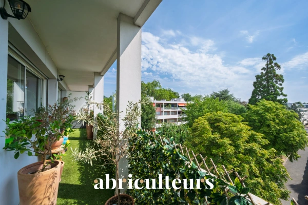 Appartement familial 109 m²<span></span>Dernier étage<span></span>Balcon-Terrasse<span></span>Vue dégagée<span></span>Garches