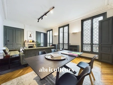 TRES BEL APPARTEMENT DE CHARME – 71 M2 – 2 PIECES – PARIS 9