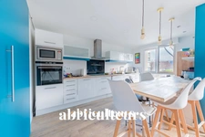 L’HAŸ LES ROSES<span></span>DUPLEX AVEC BALCON<span></span>4 PIÈCES<span></span>3 CHAMBRES<span></span>132 M2<span></span>575.000 €