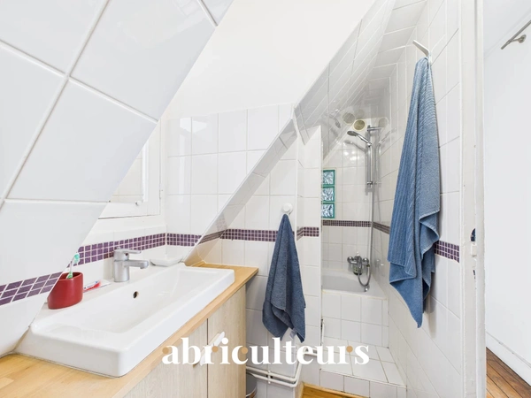 Dernier étage<span></span>Appartement 2 pièces avec balcons<span></span>Paris 20