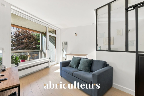 Paris 15e<span></span>Studio avec coin nuit et balcon-loggia proche de la tour Eiffel
