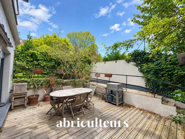 Issy-les-Moulineaux<span></span>Maison rénovée avec studio indépendant et terrasse arborée, au calme