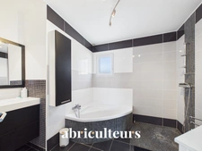 A  l'entrée de Ste Pazanne, à 25 mn de Nantes,  très belle maison contemporaine de plain pied  sur terrain de 1000 m2