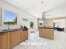 A  l'entrée de Ste Pazanne, à 25 mn de Nantes,  très belle maison contemporaine de plain pied  sur terrain de 1000 m2